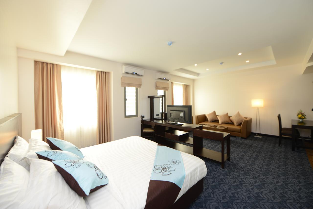Hotel Lexus Yangon Esterno foto